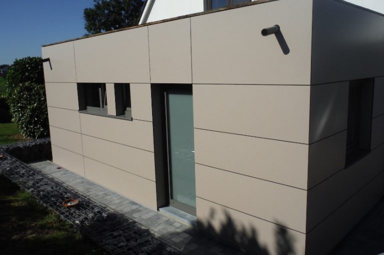 Bardage de façade en bois et zinc